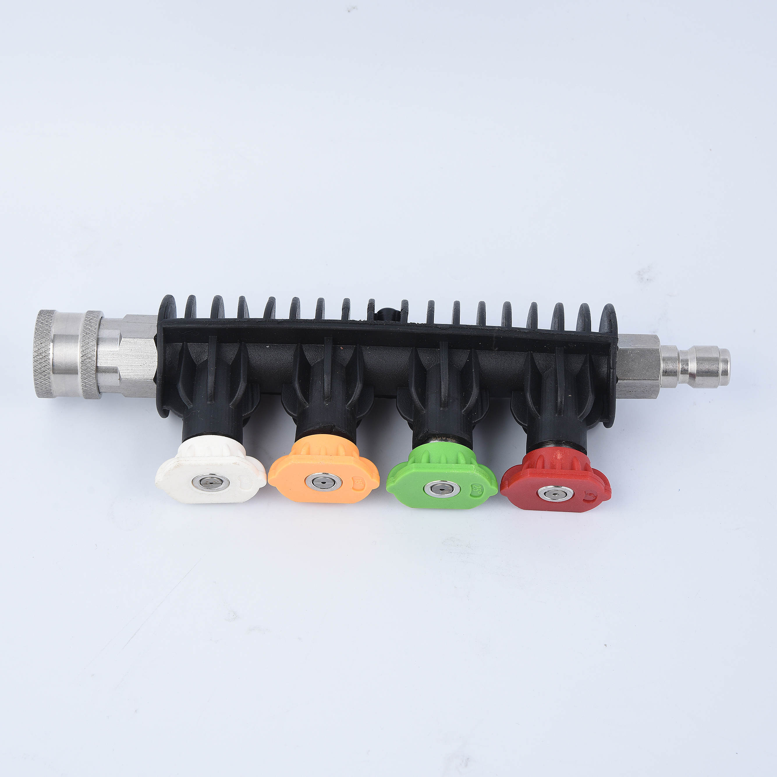 Pikayhteys ruostumattomasta teräksestä valmistetulla lanssilla suuttimen pidikkeellä ja 4 painepesukoneen suuttimella